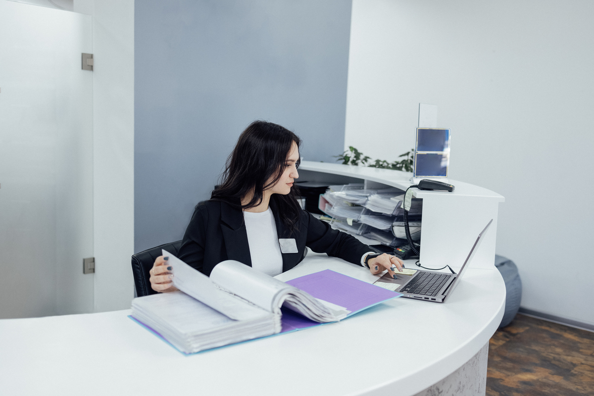 Personas firmando documento